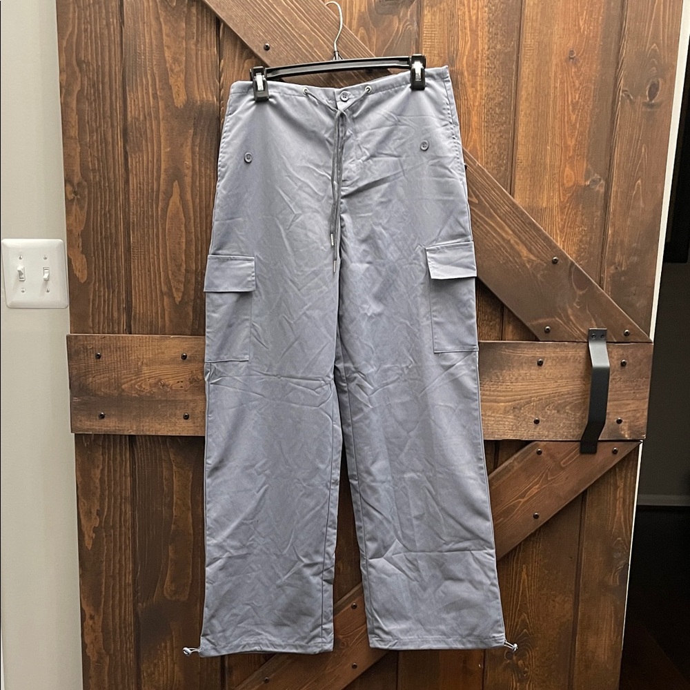 NWOT - Women’s Gray Cargo Pants Size: SM Waist 15 1/2” and Inseam: 28 1/2”
